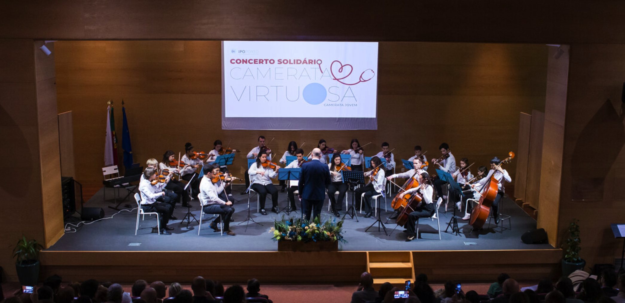 A Camerata Virtuosa a tocar no concerto solidário no IPO do Porto, com o público na plateia
