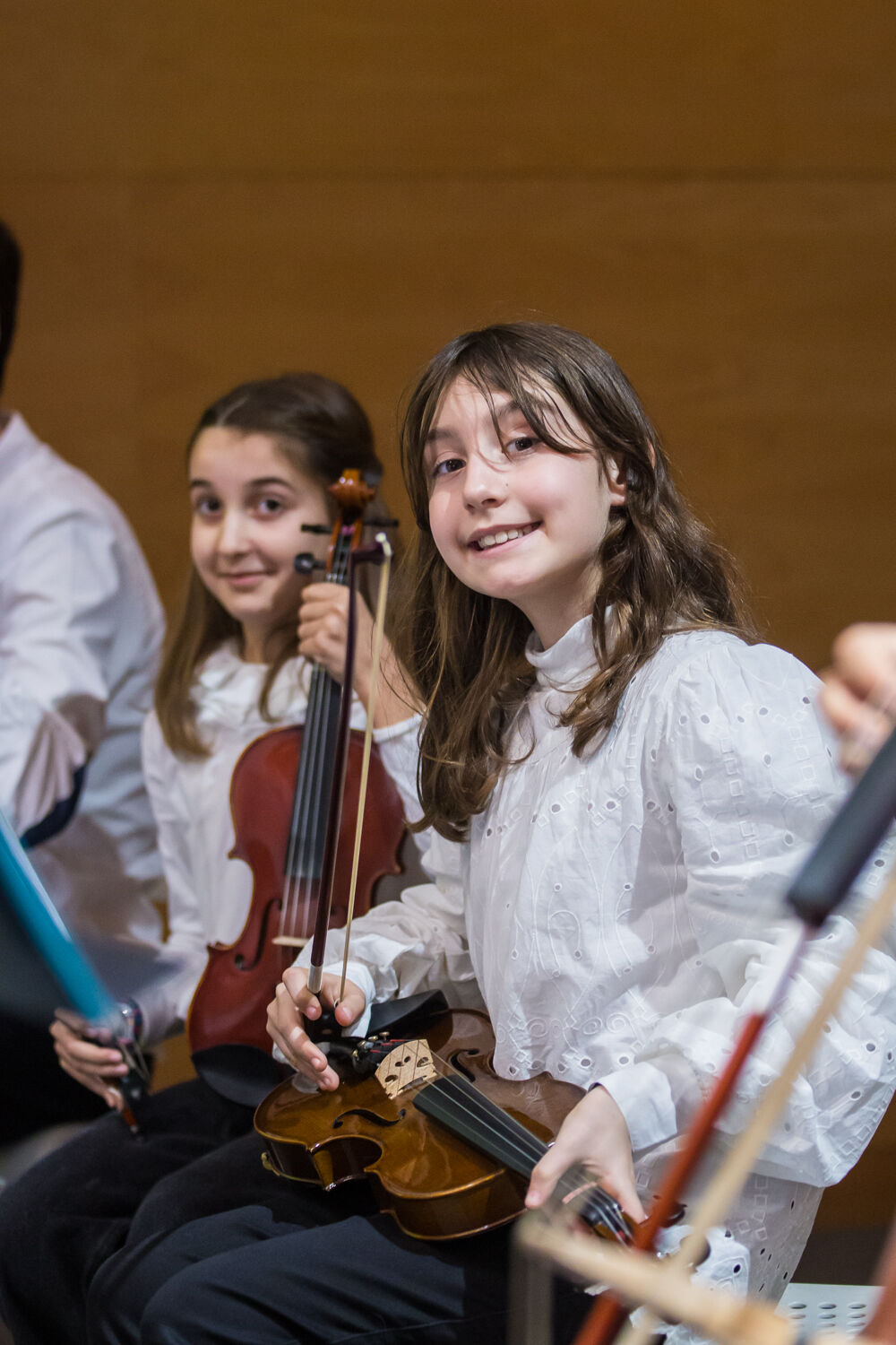 Duas jovens violinistas sorriem durante o concerto solidário no IPO do Porto